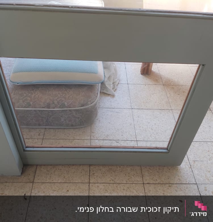 דלת זכוכית עם מסגרת עץ על רצפת אריחים